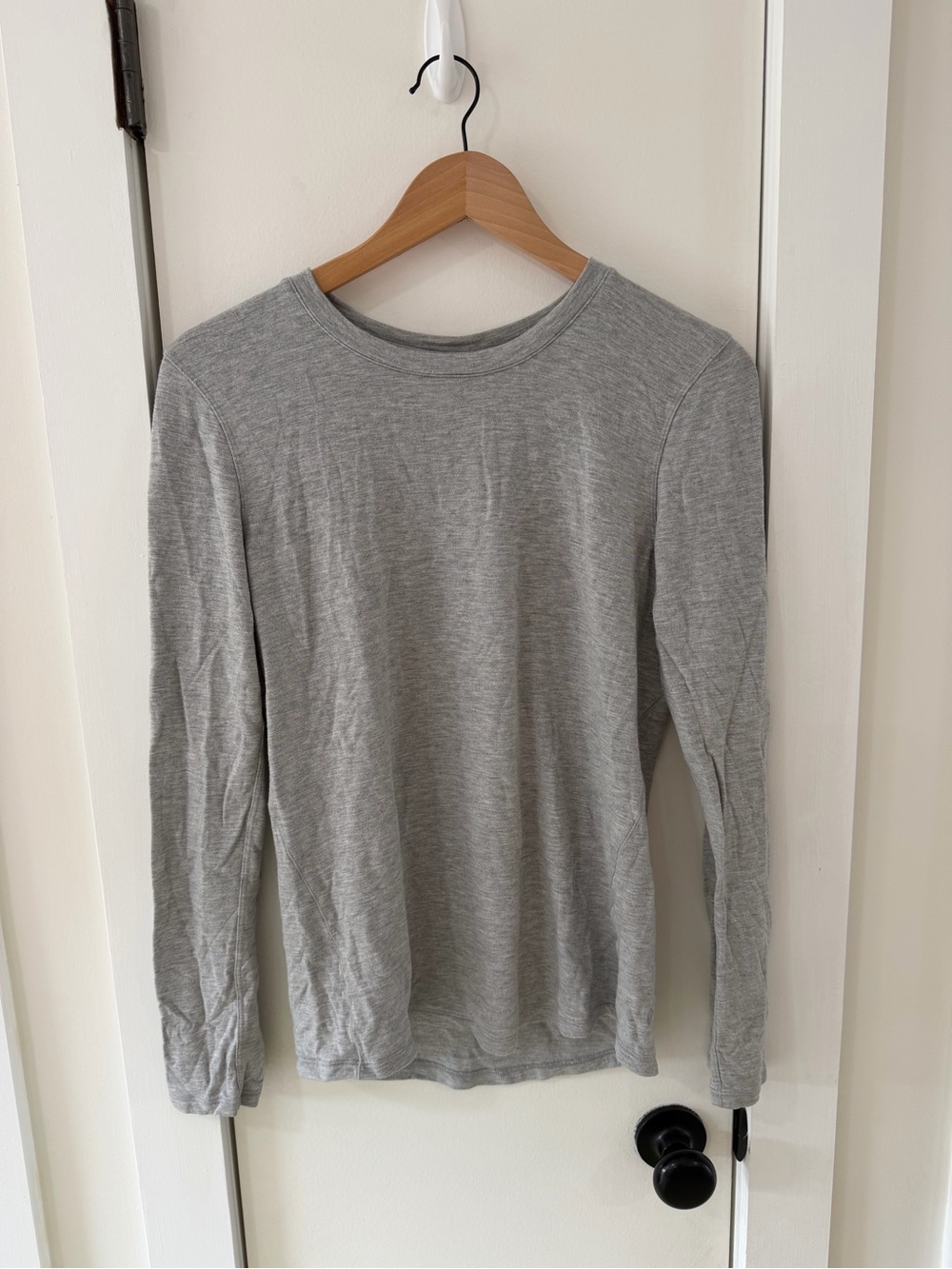 Lululemon Women’s Gray Long Sleeve (so soft and stretchy) fits like a medium 6/8